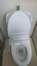 落ち着いた色調のトイレです