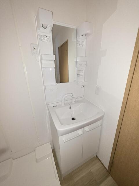 稲城市東長沼のアパートの洗面所