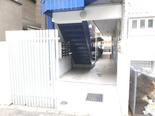 調布栄マンションのエントランス