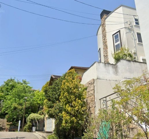 苦楽園三番町の外観|開放感のある2階リビングは日当たりもよく日中は明るい日差しが射し込みます。また、道路からの目線も気になりにくいのでプライバシーも守られやすいですね。ご家族団欒のスペースとして大活躍する24帖ＬＤＫです