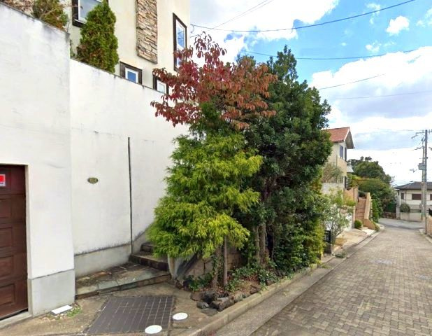苦楽園三番町の前面道路含む現地写真|南西向き前道は、陽当たり・風通しが良い幅員5ｍ