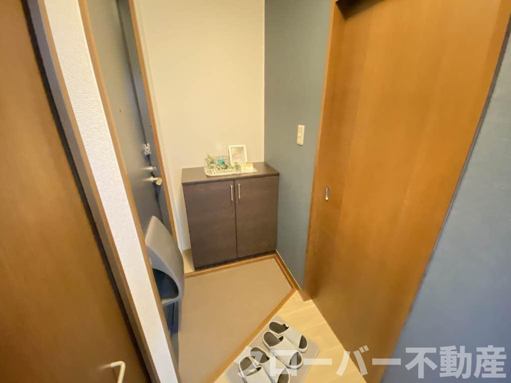 レシェンテ D棟の玄関