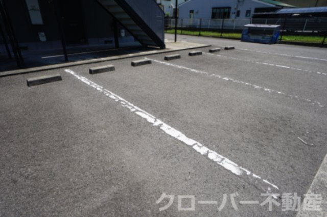 レシェンテ D棟の駐車場