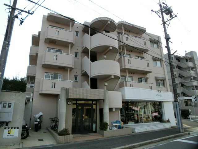 アスト鴻の巣の外観