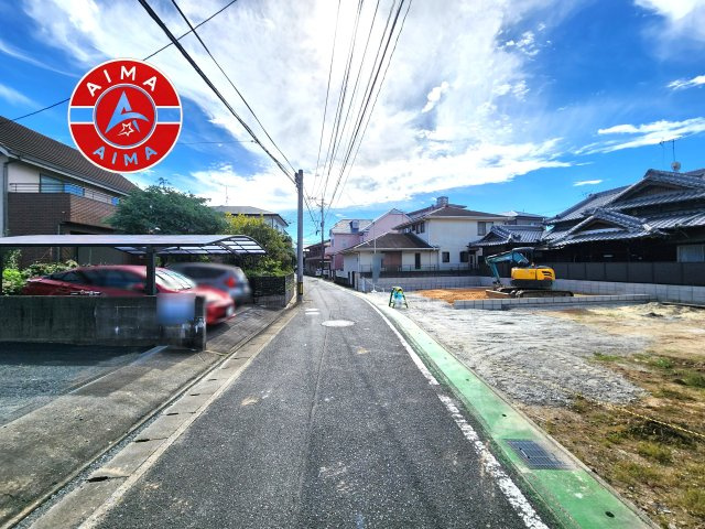福岡市博多区板付2丁目第2-1棟（1号棟）の前面道路含む現地写真|前面道路は閑静な住宅地をはしる車通りの少ない道路。お車の出し入れが苦手なママや小さなお子様にも安心ですね。しっかり舗装もされているので、ベビーカーや自転車で通っても快適に通行できます。