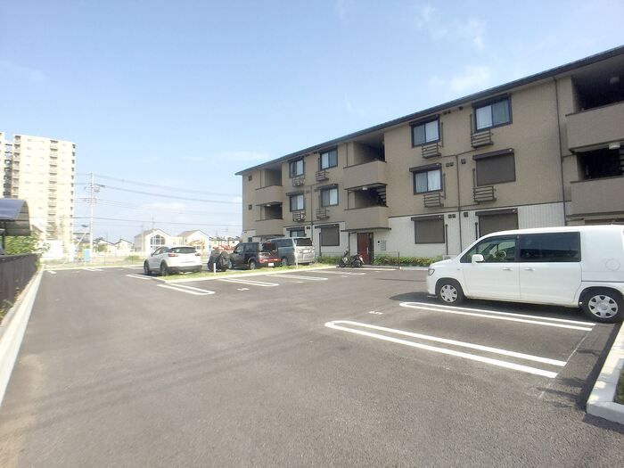 シャルートの駐車場