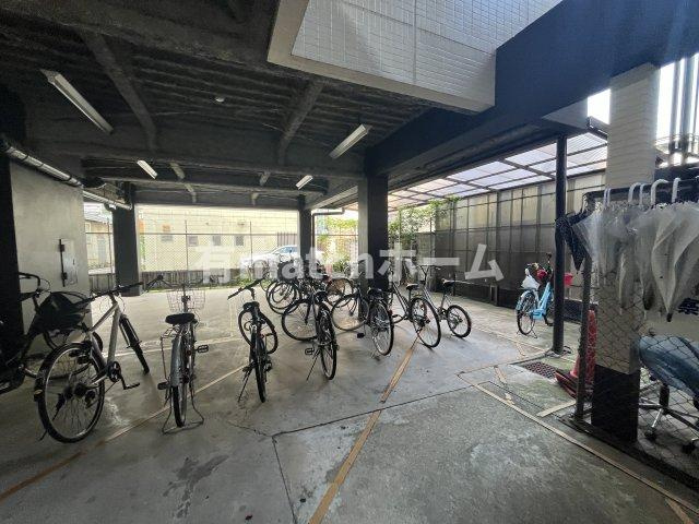グランドムール都島の駐車場