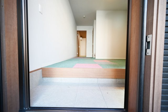 大阪市淀川区塚本4丁目中古一戸建て｜3DK＋駐車1台可の玄関|ゆとりある大きなホールを備えた開放感のある玄関。家族が同時に出入りする際も使いやすく、来客時にもゆったりとした印象を与えます。