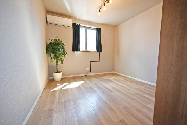 大阪市淀川区塚本4丁目中古一戸建て｜3DK＋駐車1台可の寝室|3階洋室6.7帖
ダイニングキッチンに隣接した6.7帖の洋室。食事の時間も家族の気配を感じやすく、普段はくつろぎスペース、夜には寝室に、ライフスタイルに合わせて幅広く活用できます。