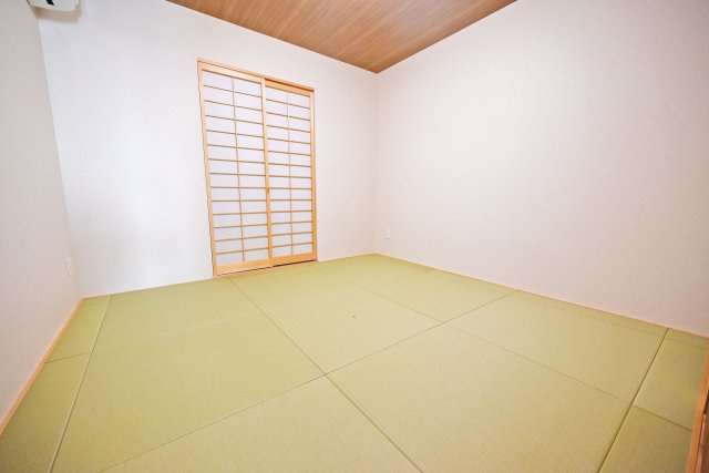 大阪市淀川区塚本4丁目中古一戸建ての和室|落ち着いた雰囲気が魅力の6帖和室。客間やお子様の遊び場、家族のくつろぎスペースなど、ライフスタイルに合わせて多目的に活用できま