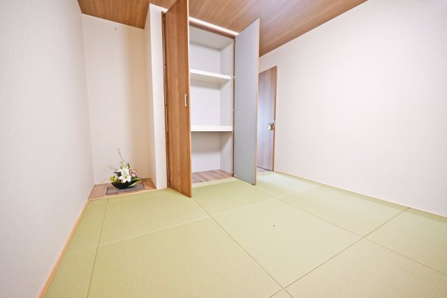 大阪市淀川区塚本4丁目中古一戸建て｜3DK＋駐車1台可の収納|床の間を備えた趣のある和室。季節の飾りや花などを飾ることで、和の風情を楽しめる落ち着いた空間です。