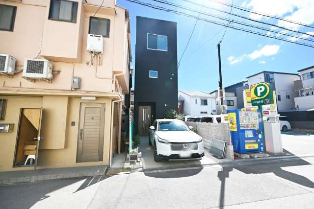 大阪市淀川区塚本4丁目中古一戸建て｜3DK＋駐車1台可の前面道路含む現地写真|現地は駐車1台可。駅からも徒歩5分と大変便利な立地です。
