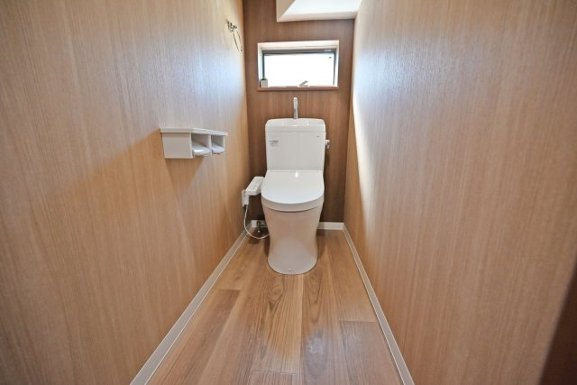 大阪市淀川区塚本4丁目中古一戸建てのトイレ|ウォシュレット付きで、毎日快適に使えるトイレ。清潔感のある空間で、暮らしにうれしい快適性を備えています。
1階と2階に設置