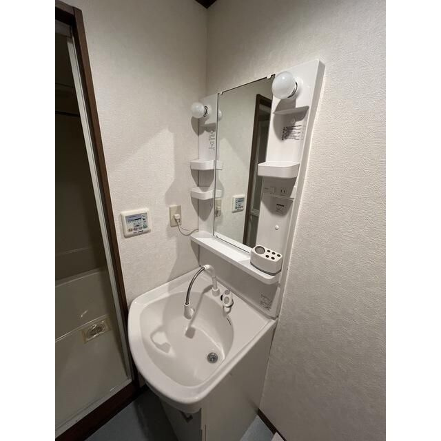 アンプルールクラージュ西青木の洗面所