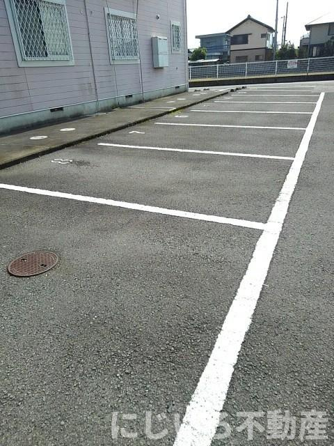 リヴィエールBの駐車場