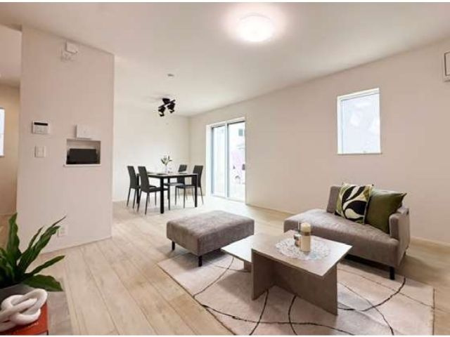 草加市苗塚町 新築分譲住宅 全16棟 の居間・リビング|17帖の明るいリビングダイニングキッチン