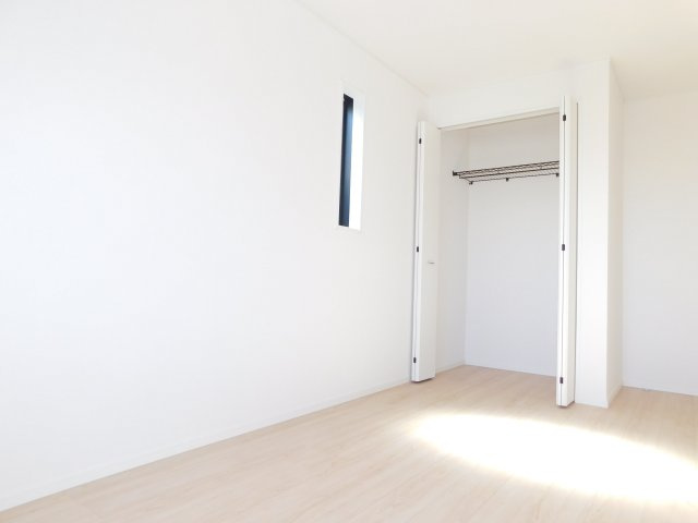 名古屋市北区東味鋺３丁目の新築一戸建の洋室|◇洋室◇　　明るい洋室６．１帖　全居室収納完備！