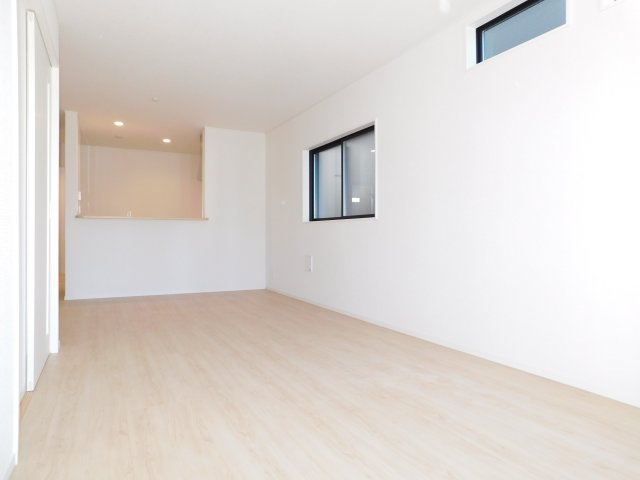 名古屋市北区東味鋺３丁目の新築一戸建の居間・リビング|◇リビング◇　　明るく広いリビング１７．８帖　リビングが見渡せる対面キッチン♪
