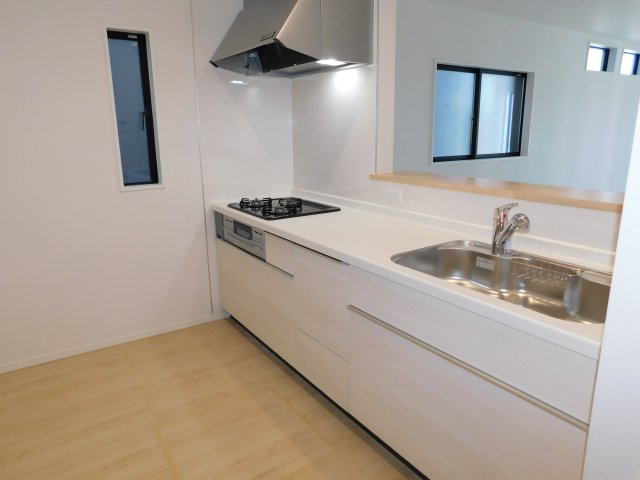 名古屋市北区東味鋺３丁目の新築一戸建のキッチン|◇キッチン◇　　人造大理石トップシステムキッチン・浄水器一体型水栓・静音仕様シンク・Sｉセンサーコンロ（３口）・前面コンセント完備・床下収納庫