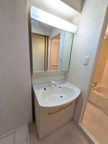 宝塚市南口２丁目のマンションの洗面所|明るい洗面所です