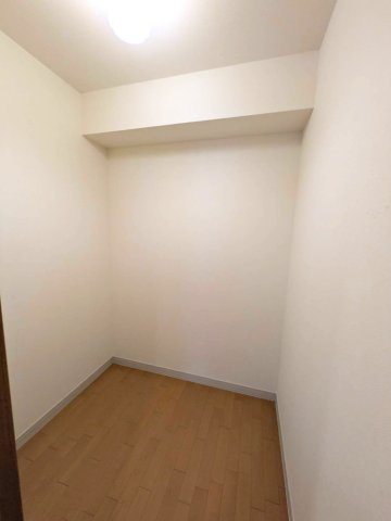 宝塚市南口２丁目のマンションの収納|玄関横の納戸部分になります