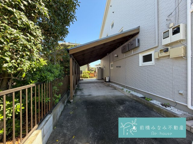 【中古】前橋市下大島町　３LDKの駐車場|屋根付きの駐車スペースもあります。