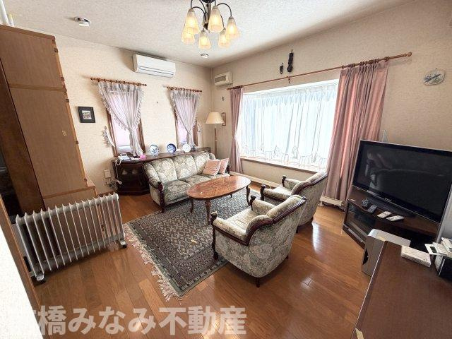 【中古】前橋市下大島町　３LDKの居間・リビング|こちらの居間で趣味の時間をお楽しみください。（残置物はお引渡し時までに撤去予定です）