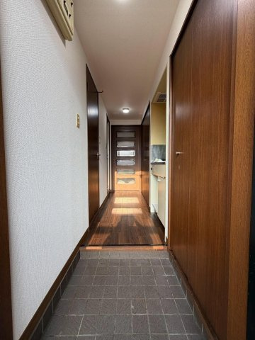 荒江四ツ角ビルの玄関