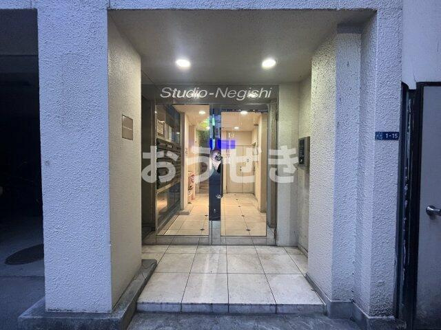 台東区根岸１丁目の賃貸マンションのエントランス