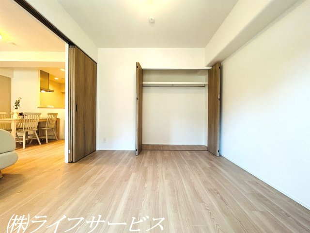【洋室】 | 新大阪第１グリーンマンション | リビングルーム側洋室6.4帖／各洋室はバルコニーに面しています！クローゼットあり！