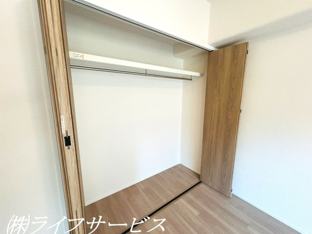 【収納】 | 新大阪第１グリーンマンション | リビングルーム側洋室6.4帖／各洋室はバルコニーに面しています！クローゼットあり！