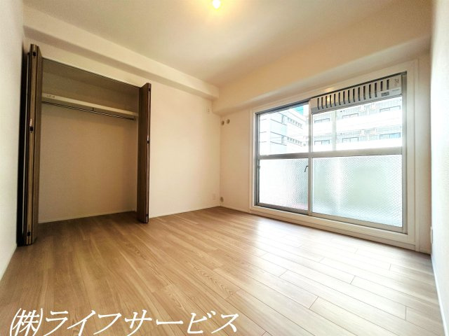 【洋室】 | 新大阪第１グリーンマンション | 中部屋洋室5.9帖／各洋室はバルコニーに面しています！クローゼットあり！