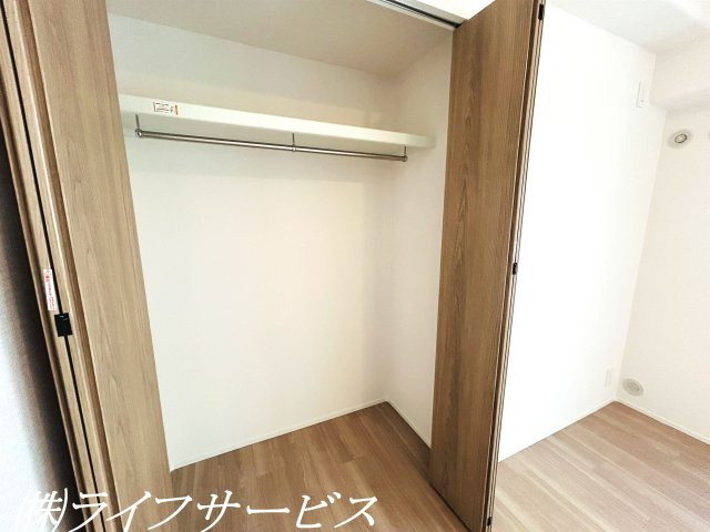 【収納】 | 新大阪第１グリーンマンション | 中部屋洋室5.9帖／各洋室はバルコニーに面しています！クローゼットあり！