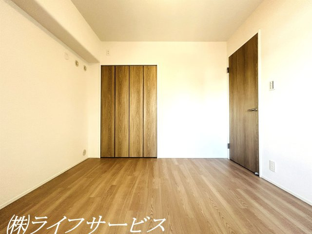 【洋室】 | 新大阪第１グリーンマンション | 玄関側洋室6.0帖／各洋室はバルコニーに面しています！クローゼットあり！