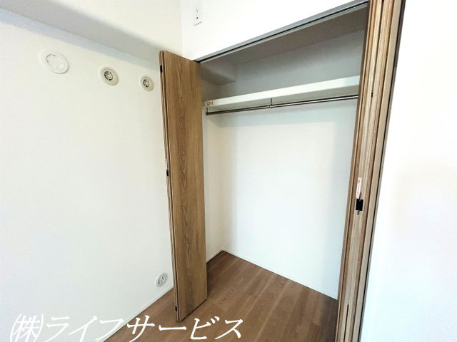 【収納】 | 新大阪第１グリーンマンション | 玄関側洋室6.0帖／各洋室はバルコニーに面しています！クローゼットあり！
