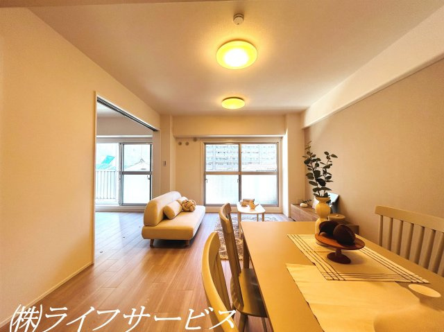 【居間・リビング】 | 新大阪第１グリーンマンション | ＬＤＫ14.8帖／リフォーム済につき即入居可！