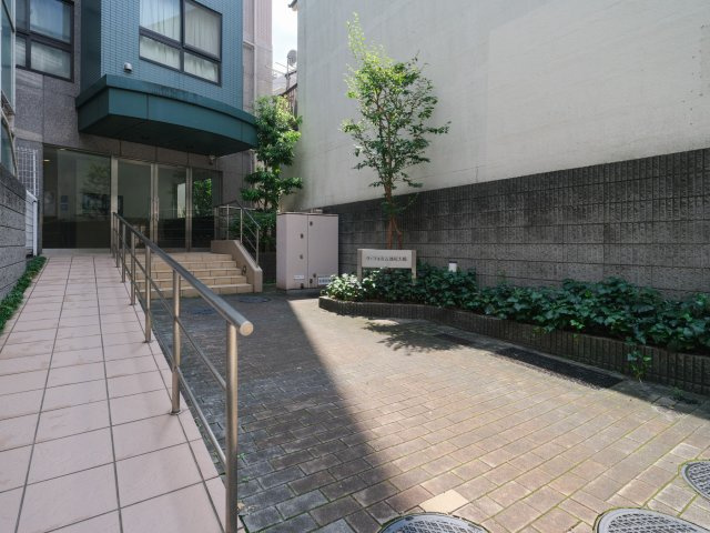 ラ・フォルム池尻大橋のエントランス|「池尻大橋」駅徒歩２分！平成１２年築の耐震基準適合マンション、ラ・フォルム池尻大橋は即日現地案内可能となっておりますので、お気軽にお問い合わせください！