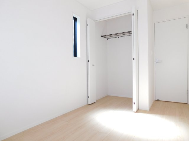 名古屋市北区東味鋺３丁目の新築一戸建の洋室|◇洋室◇　　明るい洋室４．８帖　全居室収納完備！