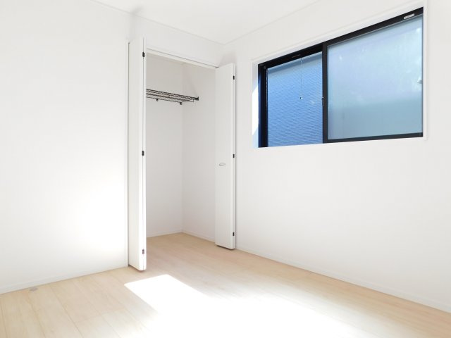 名古屋市北区東味鋺３丁目の新築一戸建の洋室|◇洋室◇　　明るい洋室５．２帖　全居室収納完備！