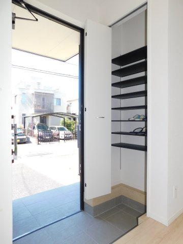 名古屋市北区東味鋺３丁目の新築一戸建の玄関|◇玄関収納◇　　家族の履物がしっかり片付く可動棚の収納付き♪　