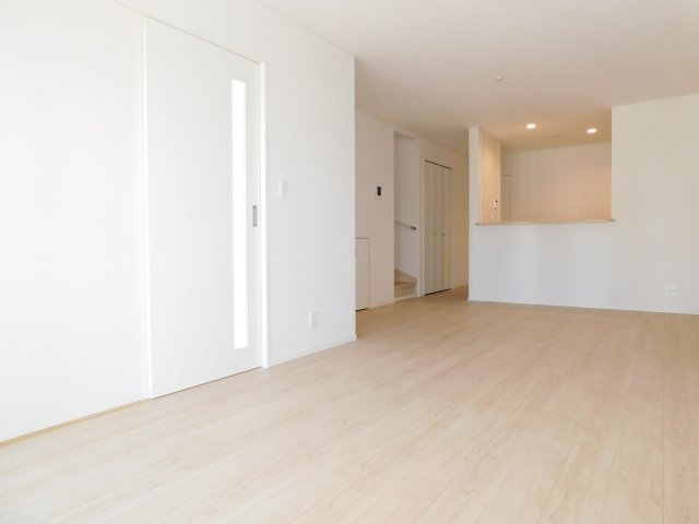 名古屋市北区東味鋺３丁目の新築一戸建の居間・リビング|◇リビング◇　　明るく広いリビング１８．０帖　家族のコミュニケーションの機会が増えるリビング階段♪