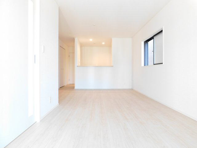 名古屋市北区東味鋺３丁目の新築一戸建の居間・リビング|◇リビング◇　　明るく広いリビング１８．０帖　会話が弾む対面キッチン♪