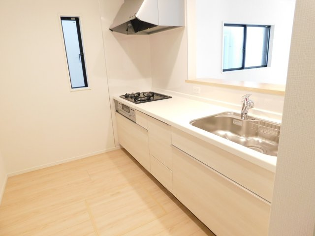 名古屋市北区東味鋺３丁目の新築一戸建のキッチン|◇キッチン◇　　人造大理石トップシステムキッチン・浄水器一体型水栓・静音仕様シンク・Sｉセンサーコンロ（３口）・前面コンセント完備・床下収納庫