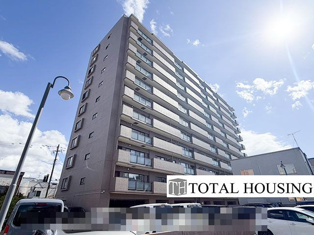 【外観】 | ステイツ豊平公園 | 周辺の穏やかな住宅街に溶け込みながらも、しっかりとした佇まいと落ち着いた色合いが安心感を与えるマンションです。