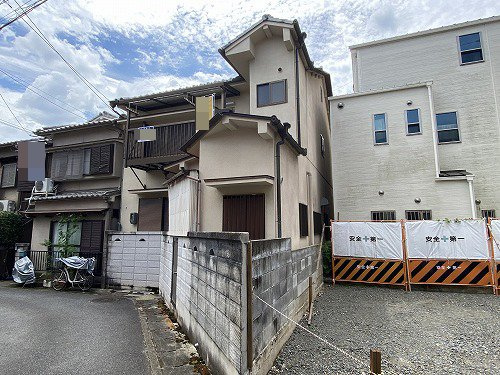 衣笠開キ町 中古戸建の前面道路含む現地写真