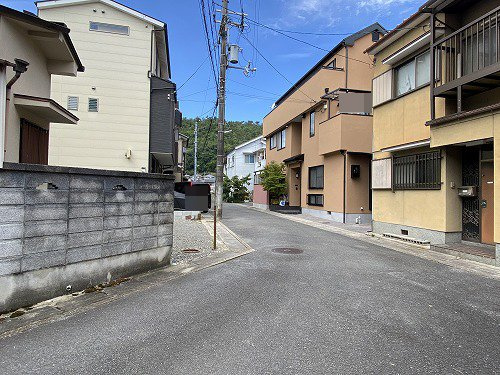 衣笠開キ町 中古戸建の前面道路含む現地写真