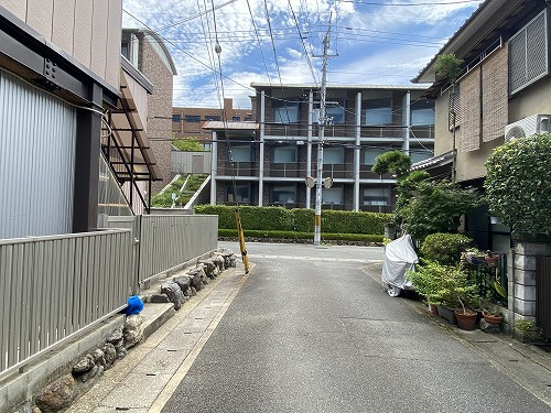 衣笠開キ町 中古戸建の前面道路含む現地写真