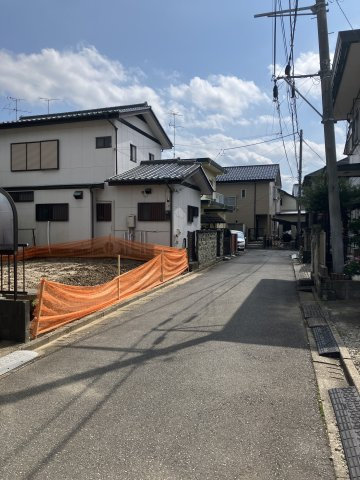 取手市東六丁目土地【建築条件無し】の前面道路含む現地写真