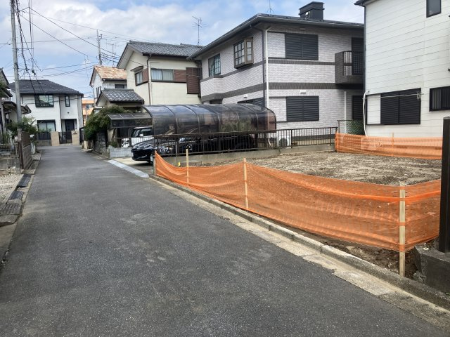 取手市東六丁目土地【建築条件無し】の前面道路含む現地写真