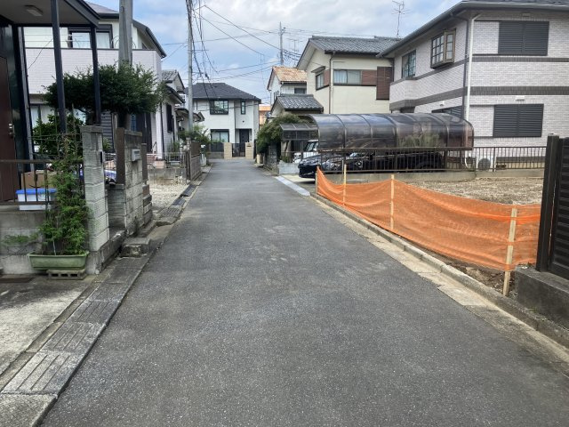 取手市東六丁目土地【建築条件無し】の前面道路含む現地写真